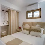 Executive Paros Avra 3 Bedrooms Sea View & Outdoor Jacuzzi Vila *