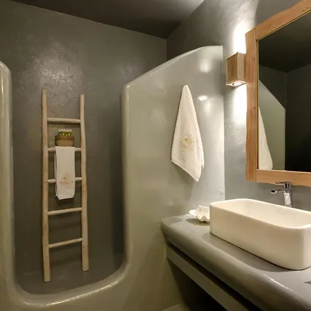 Executive Paros Avra 3 Bedrooms Sea View & Outdoor Jacuzzi Ampelas