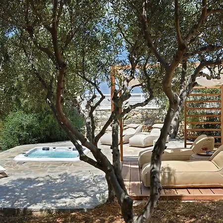 Executive Paros Avra 3 Bedrooms Sea View & Outdoor Jacuzzi Vila
